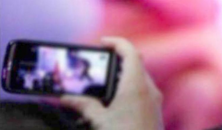 ইভটিজিংয়ের প্রতিবাদ করায় শিক্ষকের হাত ভাঙল কিশোর গ্যাং